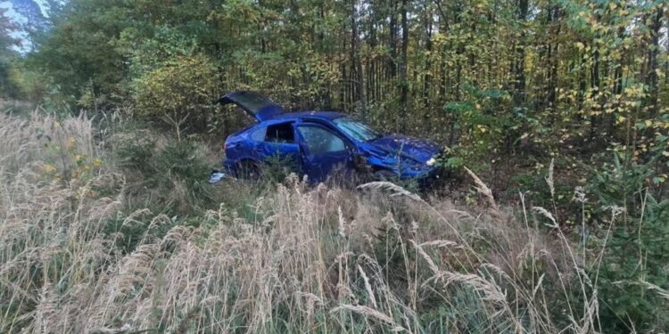 Auto dachowało. Dwie osoby w szpitalu