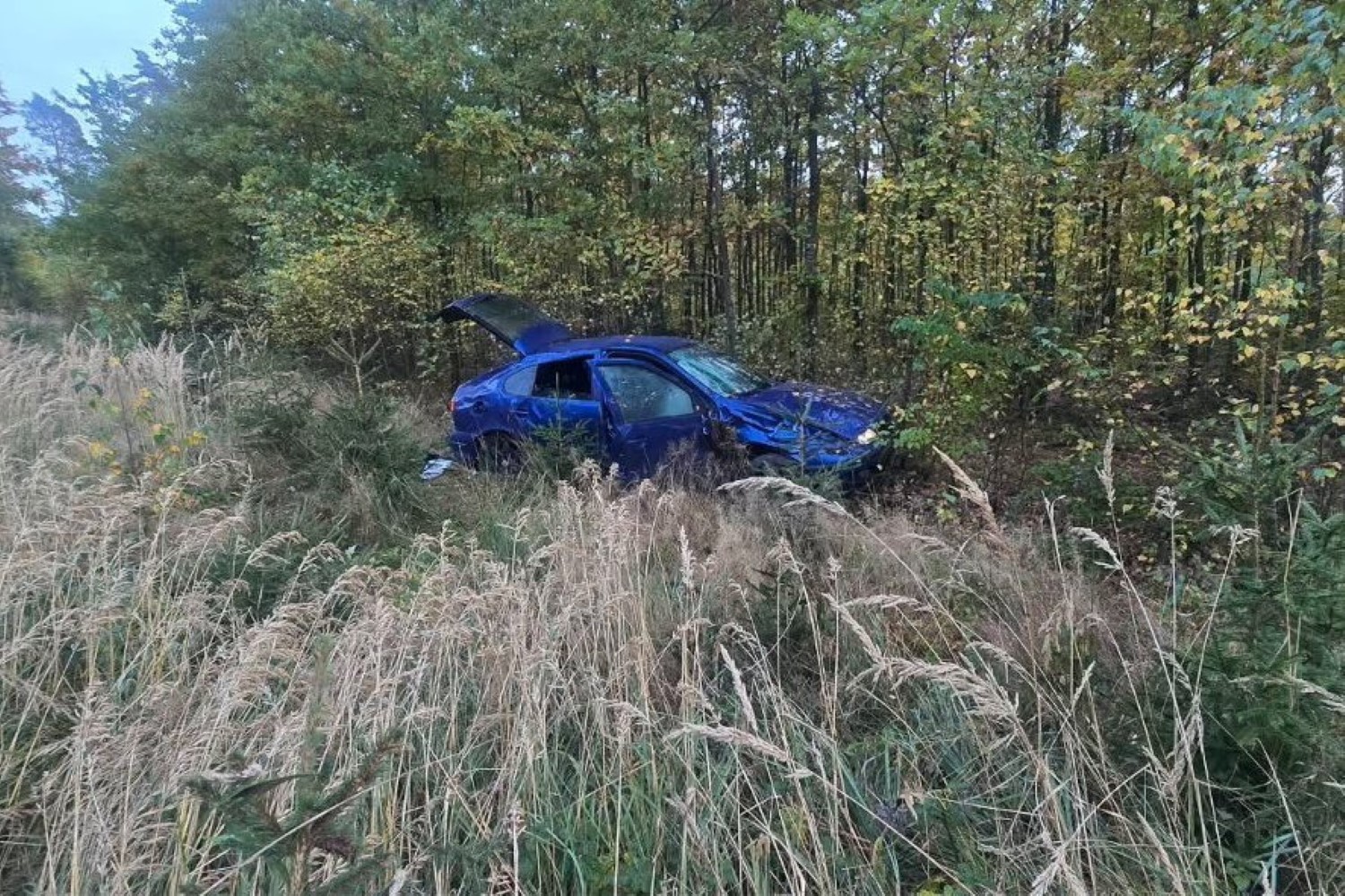 Auto dachowało. Dwie osoby w szpitalu