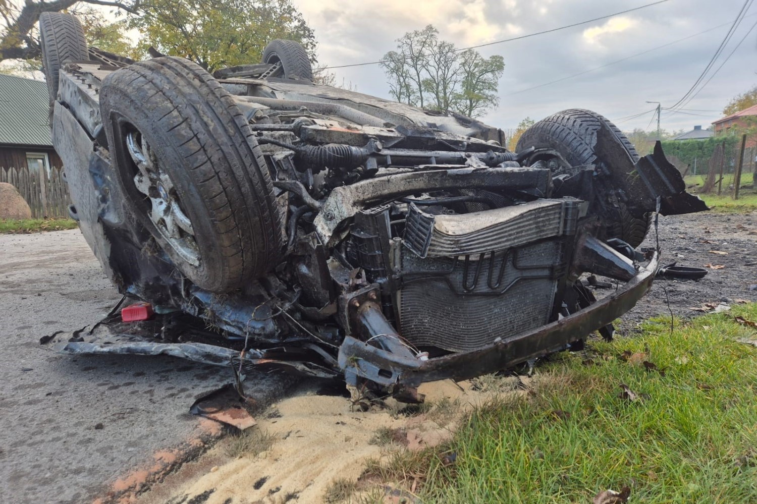 Auto w rowie, wszyscy w szpitalu, a kierowca pijany i bez uprawnień