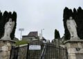 Zabytkowa figura św. Stanisława i kamienne anioły czekają na ratunek