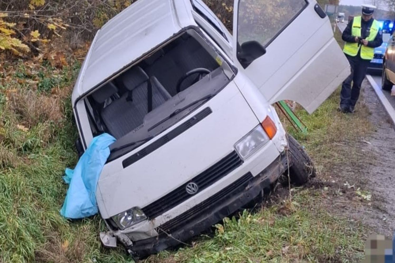 Dostawcze auto wylądowało w rowie. Pasażerka trafiła do szpitala