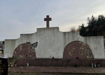 Lipa w gminie Ruda Maleniecka. Nagrobek Tadeusza Bocheńskiego / Fot. Magdalena Galas-Klusek - Radio Kielce