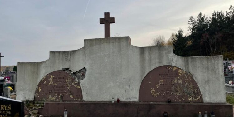 Lipa w gminie Ruda Maleniecka. Nagrobek Tadeusza Bocheńskiego / Fot. Magdalena Galas-Klusek - Radio Kielce