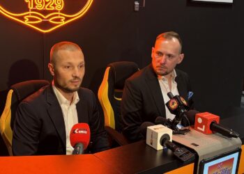 26.10.2026. Ostrowiec Św. Na zdjęciu (od lewej): Kacper Marzec - trener KSZO 1929 i Grzegorz Koprukowiak - dyrektor sportowy KSZO 1929 / Fot. Kamil Król - Radio Kielce