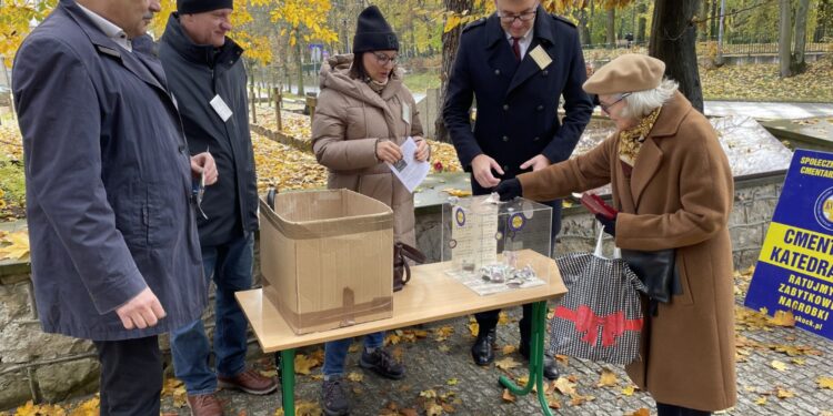 31.10.2026. Sandomierz. Cmentarz - kwesta / Fot. Grażyna Szlęzak-Wójcik - Radio Kielce