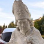 Skalbmierz. Zabytkowa figura św. Stanisława - biskupa krakowskiego, męczennika i głównego patrona Polski / Źródło: Miasto i Gmina Skalbmierz - Facebook