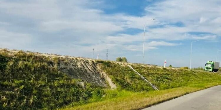 Na jednym z odcinków obwodnicy doszło do znacznego uszkodzenia powierzchni skarpy / Źródło: Paweł Zagaja - Facebook