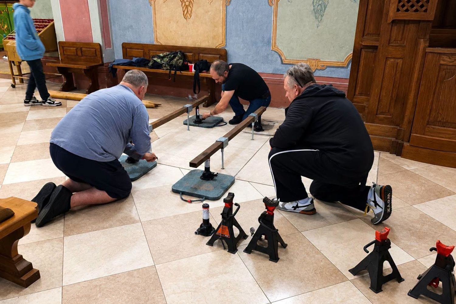 Szczątki wydobyte z krużganków zostaną ponownie pochowane