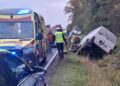 Dostawcze auto wylądowało w rowie. Jedna osoba w szpitalu