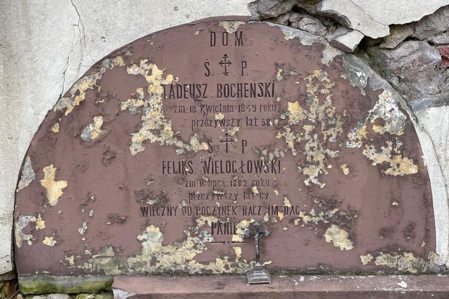 Lipa w gminie Ruda Maleniecka. Nagrobek Tadeusza Bocheńskiego / Fot. Magdalena Galas-Klusek - Radio Kielce