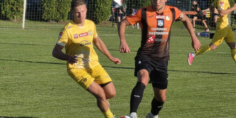 Czarni podejmują lidera rozgrywek