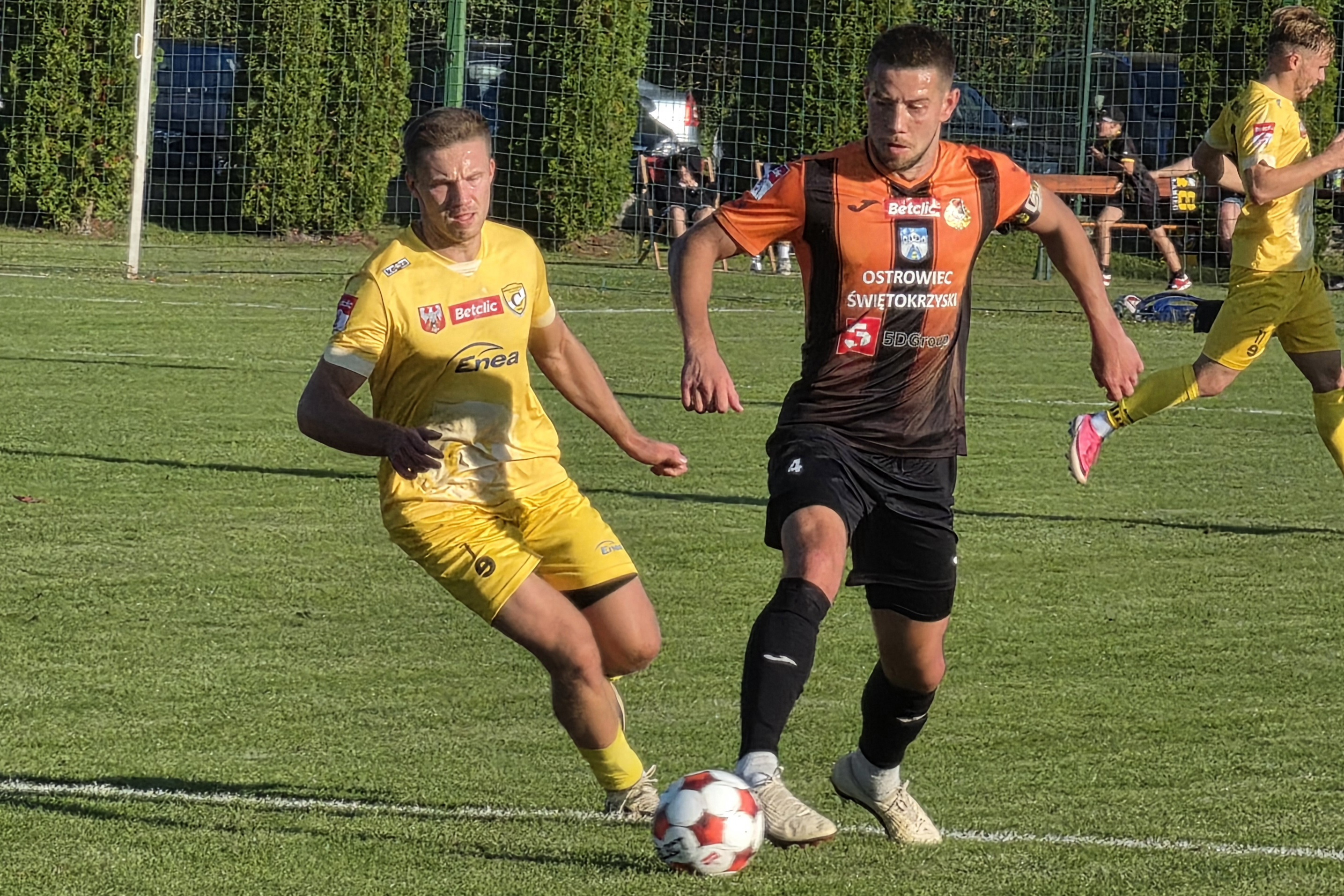 Czarni podejmują lidera rozgrywek