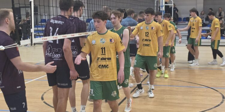 W meczu 2. kolejki II ligi siatkarzy UKS SMS Wybicki Kielce przegrał we własnej hali z WKS Wieluń 0:3 (16:25, 22:25, 20:25).