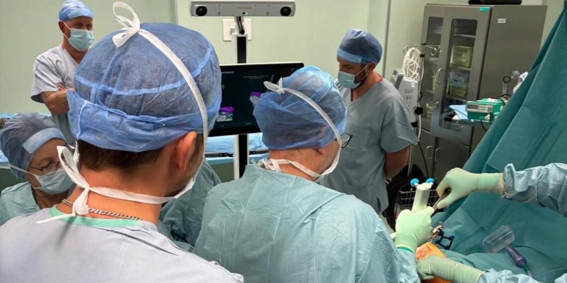 Specjaliści ortopedzi z włoszczowskiego szpitala rozpoczęli wykonywanie zabiegów endoprotezoplastyki stawu kolanowego z użyciem robota / Fot. Szpital Powiatowy we Włoszczowie