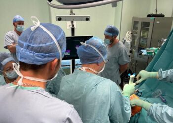 Specjaliści ortopedzi z włoszczowskiego szpitala rozpoczęli wykonywanie zabiegów endoprotezoplastyki stawu kolanowego z użyciem robota / Fot. Szpital Powiatowy we Włoszczowie