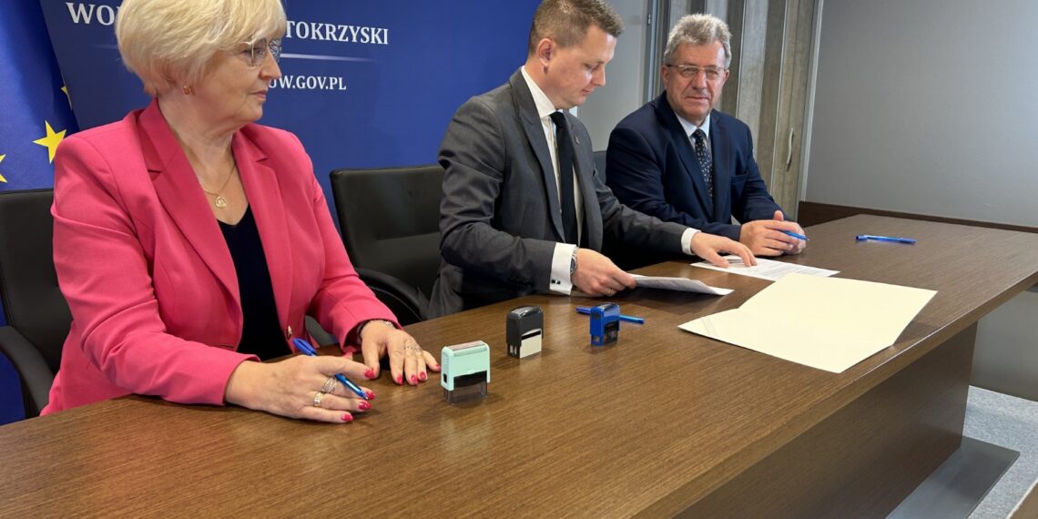 22.10.2026. Kielce. Podpisanie umów na remonty dróg / Fot. Izabela Mortas-Rubak - Radio Kielce