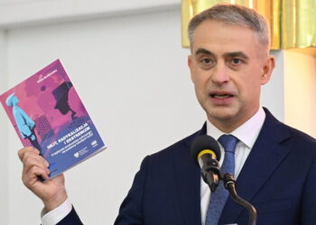 Każdy nauczyciel otrzyma dostęp do poradnika o reagowaniu na hejt i radykalizm młodych