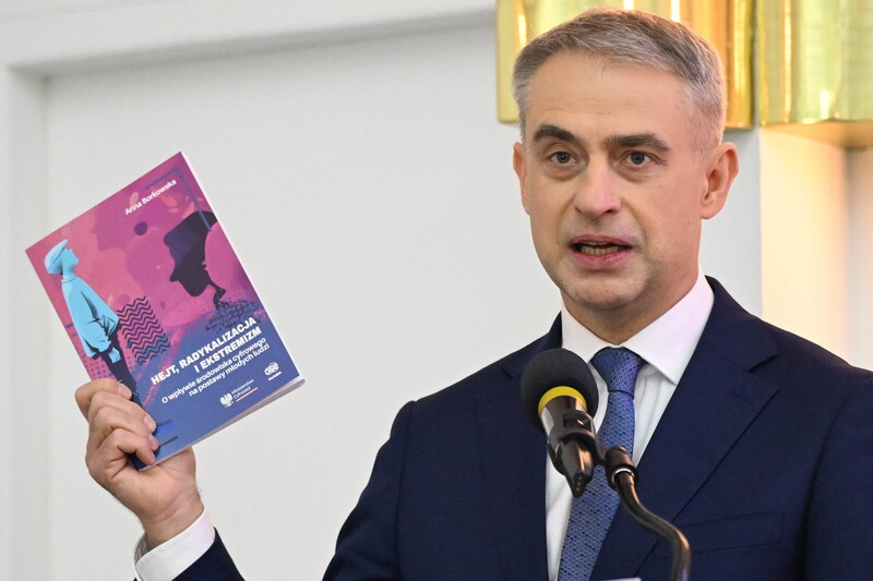 Każdy nauczyciel otrzyma dostęp do poradnika o reagowaniu na hejt i radykalizm młodych