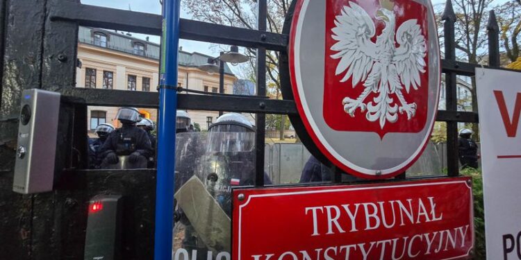 31.10.2026. Warszawa. Policja przed budynkiem Trybunału Konstytucyjnego w Warszawie / Fot. PAP/Radek Pietruszka