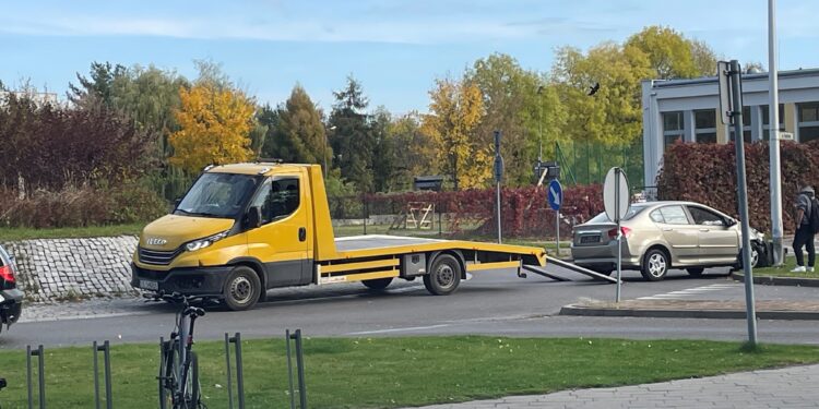 21.10.2026. Kielce. Ul. Radiowa. Samochód wjechał w przydrożną latarnię / Fot. Robert Szumielewicz - Radio Kielce
