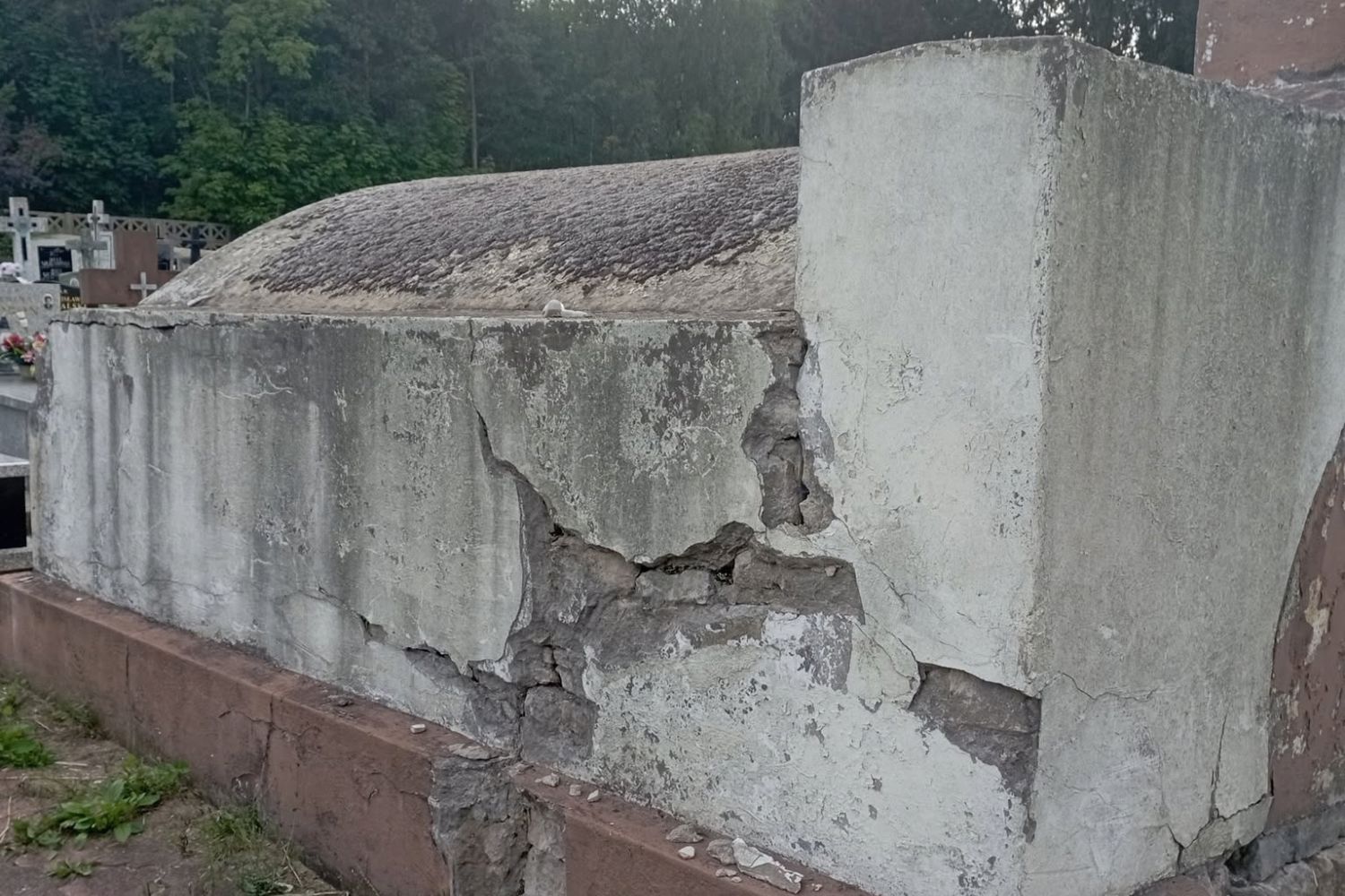 Lipa w gminie Ruda Maleniecka. Nagrobek Tadeusza Bocheńskiego / Fot. Magdalena Galas-Klusek - Radio Kielce