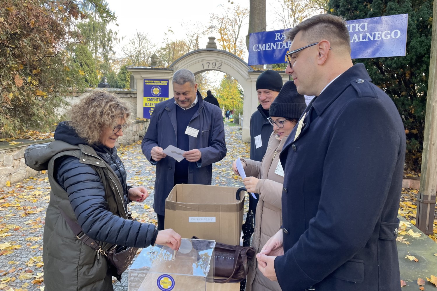 31.10.2026. Sandomierz. Cmentarz - kwesta / Fot. Grażyna Szlęzak-Wójcik - Radio Kielce