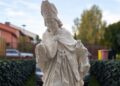 Skalbmierz. Zabytkowa figura św. Stanisława - biskupa krakowskiego, męczennika i głównego patrona Polski / Źródło: Miasto i Gmina Skalbmierz - Facebook