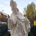 Skalbmierz. Zabytkowa figura św. Stanisława - biskupa krakowskiego, męczennika i głównego patrona Polski / Źródło: Miasto i Gmina Skalbmierz - Facebook