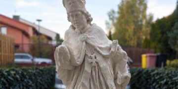 Skalbmierz. Zabytkowa figura św. Stanisława - biskupa krakowskiego, męczennika i głównego patrona Polski / Źródło: Miasto i Gmina Skalbmierz - Facebook