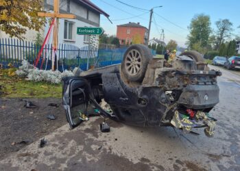 Auto w rowie, wszyscy w szpitalu, a kierowca pijany i bez uprawnień