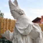 Skalbmierz. Zabytkowa figura św. Stanisława - biskupa krakowskiego, męczennika i głównego patrona Polski / Źródło: Miasto i Gmina Skalbmierz - Facebook
