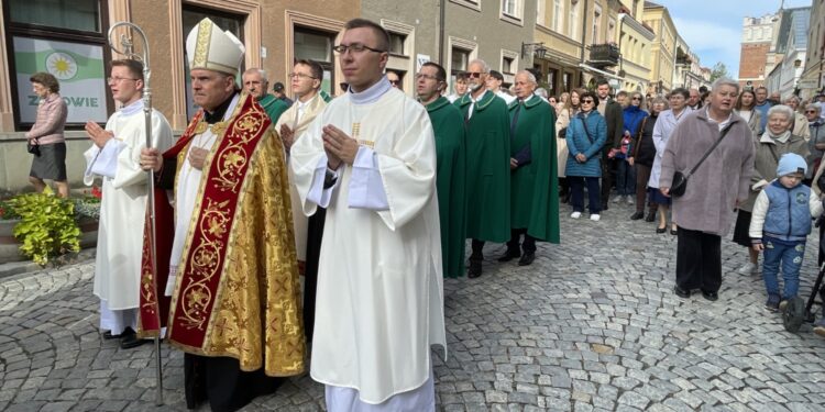 11.10.2026. Sandomierz. Procesja z relikwiami patrona miasta i diecezji, bł. Wincentego Kadłubka / Fot. Grażyna Szlęzak-Wójcik - Radio Kielce