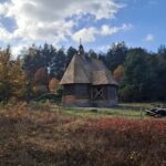 27.10.2026. Tokarnia. Park Etnograficzny. Kaplica Matki Bożej Częstochowskiej z Dymin / Fot. Oliwia Woźniak - Radio Kielce