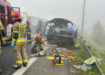 Poważny wypadek w Woli Jachowej. Kierowca zakleszczony w aucie