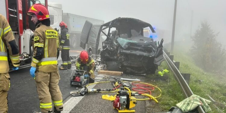 Poważny wypadek w Woli Jachowej. Kierowca zakleszczony w aucie