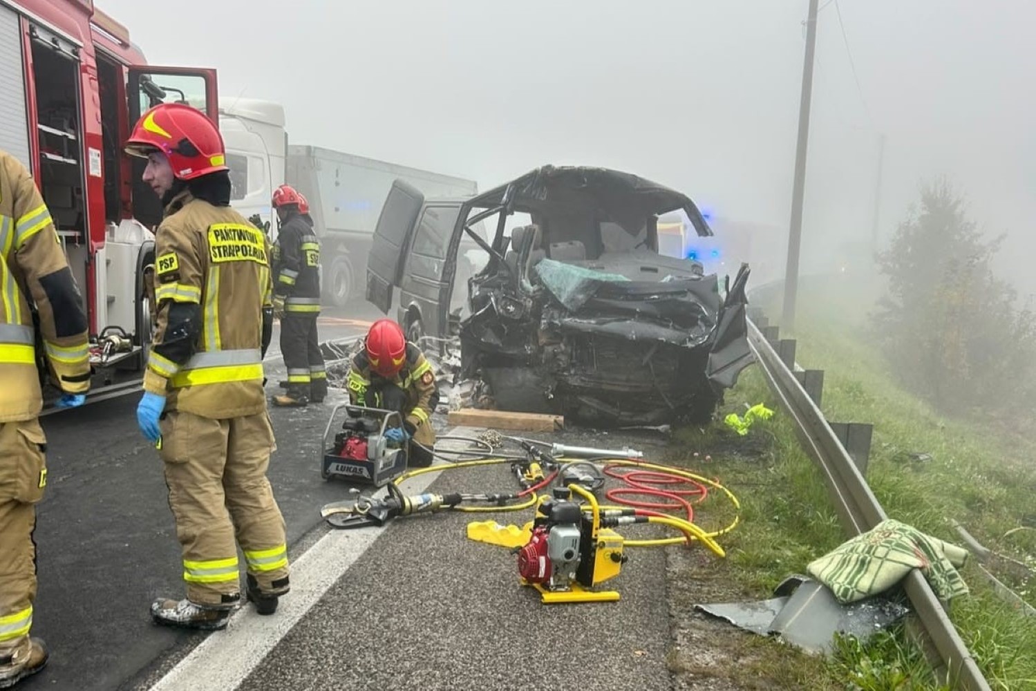 Poważny wypadek w Woli Jachowej. Kierowca zakleszczony w aucie