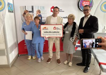Starachowice. Przekazanie łóżek od fundacji Dom Ronalda McDonalda / Fot. Anna Głąb - Radio Kielce