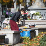 24.10.2026. Kielce. Sprzątanie grobów / Fot. Wiktor Taszłow - Radio Kielce