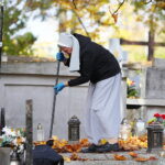24.10.2026. Kielce. Sprzątanie grobów / Fot. Wiktor Taszłow - Radio Kielce