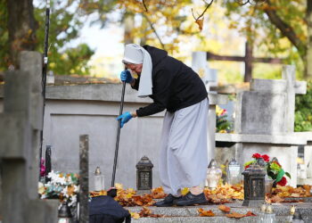 24.10.2026. Kielce. Sprzątanie grobów / Fot. Wiktor Taszłow - Radio Kielce