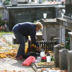 24.10.2026. Kielce. Sprzątanie grobów / Fot. Wiktor Taszłow - Radio Kielce