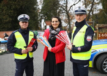 30.10.2026. Akcja rozdawania odblasków / Fot. Wiktor Taszłow - Radio Kielce