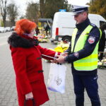 30.10.2026. Akcja rozdawania odblasków / Fot. Wiktor Taszłow - Radio Kielce