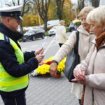 30.10.2026. Akcja rozdawania odblasków / Fot. Wiktor Taszłow - Radio Kielce