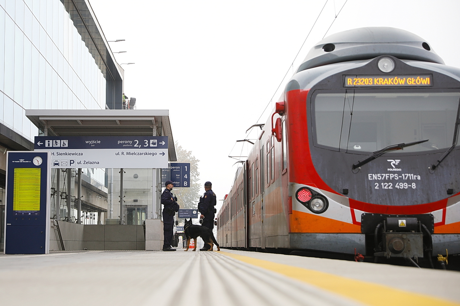 W nocy zmiana czasu w zimowy; część pociągów zatrzyma się na godzinę