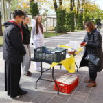 11.10.2026. Kielce. Przy katedrze oraz w kościele św. Maksymiliana Marii Kolbego można kupić kremówki papieskie - w ramach obchodów 26. Dnia Papieskiego / Fot. Wiktor Taszłow - Radio Kielce