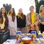 11.10.2026. Kielce. Przy katedrze oraz w kościele św. Maksymiliana Marii Kolbego można kupić kremówki papieskie - w ramach obchodów 26. Dnia Papieskiego / Fot. Wiktor Taszłow - Radio Kielce
