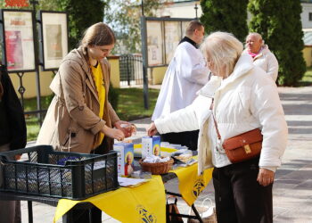11.10.2026. Kielce. Przy katedrze oraz w kościele św. Maksymiliana Marii Kolbego można kupić kremówki papieskie - w ramach obchodów 26. Dnia Papieskiego / Fot. Wiktor Taszłow - Radio Kielce