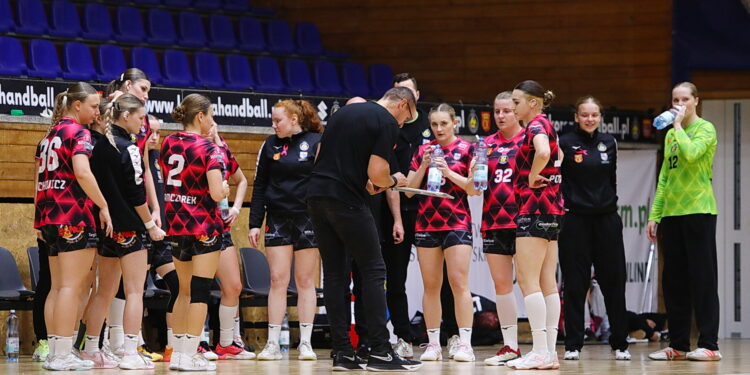 Dwie niepokonane drużyny zagrają w piątek w Kielcach