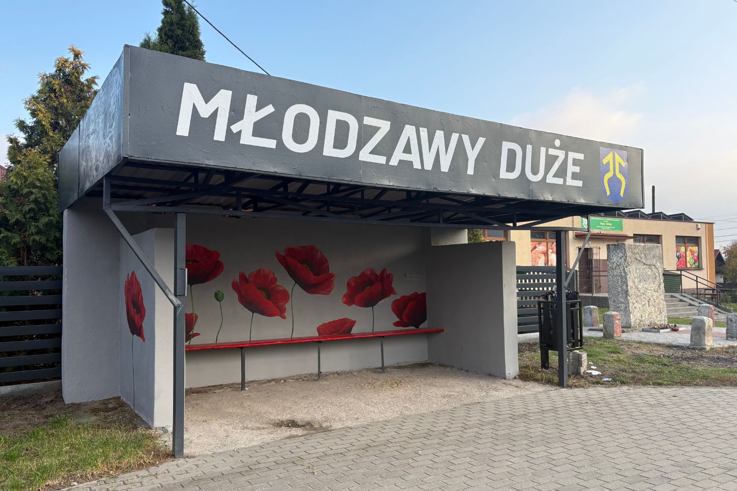 30.10.2026. Młodzawy w gminie Pińczów. Mural będący częścią projektu „Kultura na Przystankach - Murale naszej historii”, realizowanego przez Towarzystwo Przyjaciół Ponidzia / Fot. Marta Gajda-Kruk - Radio Kielce